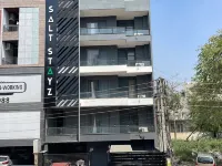 SALTSTAYZ EXPRESS - Golf Course Raod & DLF PHASE-1 Hotels near IndiGo