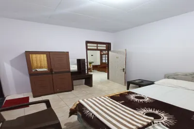 Homestay Nurbani Banyuwangi Hotel di Tukangkayu