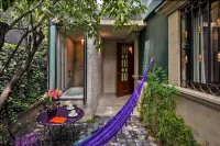 Pug Seal Polanco Anatole France - Pet friendly