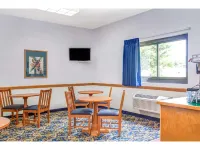 Super 8 by Wyndham Mahwah Các khách sạn ở Montebello