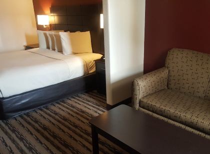 Red Roof Inn & Suites Houston - Humble/ IAH Airport