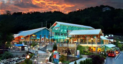 Glenstone Lodge Hotels near Gatlinburg Sign