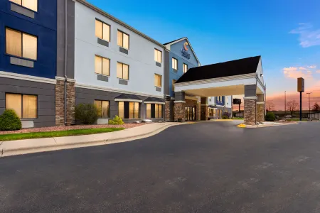 Comfort Inn & Suites Kenosha-Pleasant Prairie Отели рядом с достопримечательностью «Парк Симмонс Айленд»
