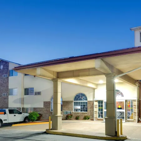 Super 8 by Wyndham Kansas City Отели рядом с достопримечательностью «Worlds Of Fun Oceans of Fun»