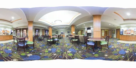 Holiday Inn Express & Suites Antigo Отели в г. Нева