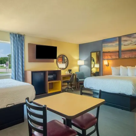 Days Inn by Wyndham Evansdale Waterloo