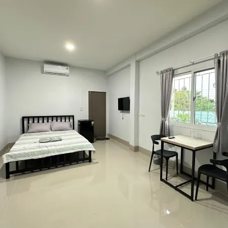 Daily Room LikeHome 400 Baht/Night Отели рядом с достопримечательностью «Ват лонг Кхру»