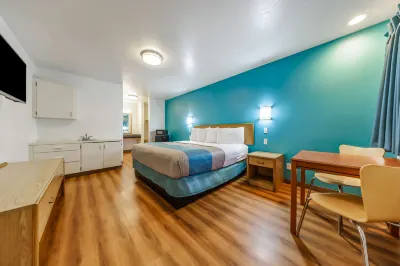 Motel 6 Canby, or Hotels near Woodburn Premium Outlets