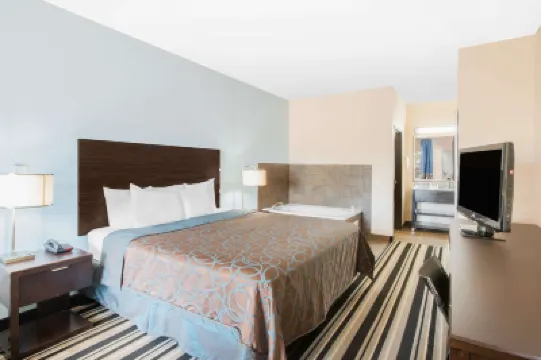 Super 8 by Wyndham Dilley TX Hotel a 