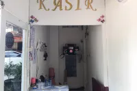 Penginapan Dheas Mitra RedDoorz Hotel dekat Pantai Pasir Putih PIK 2 Tangerang
