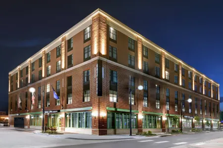 Courtyard Manhattan Aggieville Отели рядом с достопримечательностью «Flint Hills Discovery Center»