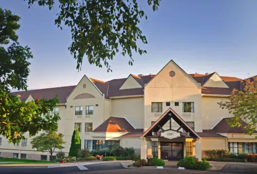 The Branson Hillside Hotel - parking