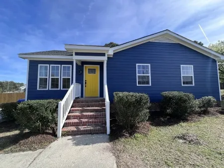 Fuquay's Best! Recently renovated, convenient to downtown, fenced yard, fire pit Отели рядом с достопримечательностью «Samantha's Jewelry Design & Repair»