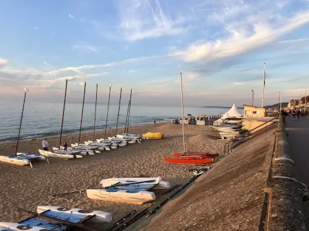 Cabourg Aprt spacious - 100M beach / 600M downtown - Refurbished - Internet Отели рядом с достопримечательностью «Méridien De l'Amour»