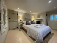 Beautiful luxe coastal cottage - 5 mins walk to town & beach. Dogs welcome.