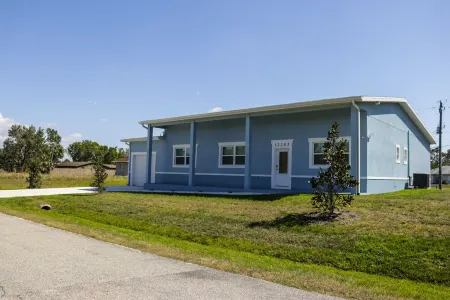 HOT TUB, HEATED POOL AND WALKING DISTANCE TO MINERAL SPRINGS Отели в г. Норт-Порт