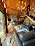 “The Honeymooner” A quaint lil cabin in the woods at Tannenbaum!