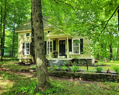 Located in the beautiful Heldebergs, This is a cute little house you will love. Hotels in Berne