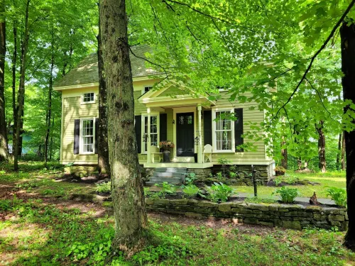Located in the beautiful Heldebergs, This is a cute little house you will love.