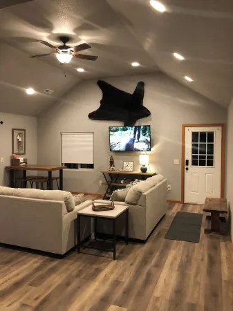 .5 mile to Lake Oahe boat access, 15 min from Pierre SD, wifi, oversized garage