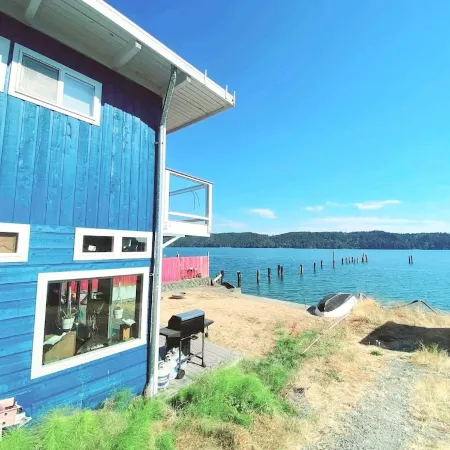 Waterfront beach house 3 minute walk to town.