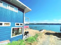 Waterfront beach house 3 minute walk to town.