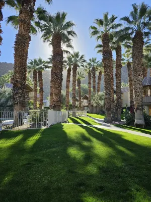 BEAUTIFUL, AFFORDABLE INDIAN WELLS CONDO, HEATED POOLS AND SECURITY GATE STAFFED