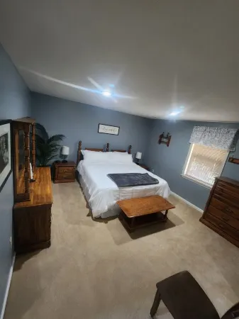 1-bedroom house with coutry side appeal, 10 min from town with AC/heat, WiFi