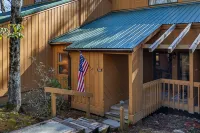 Cozy Mtn Retreat minutes from Sapphire Valley Resort. Renovated. Pet Friendly!