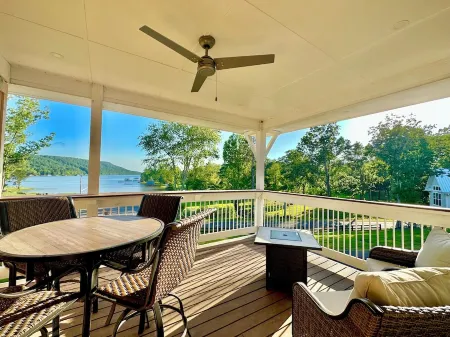 Escape to “Studio A Lake, Pool, Splash Pad, Hot Tub, Kayaks, Fire Pit, Etc