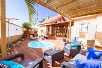 Escelente Villa Familiar con Piscina Privada en el Centro de Corralejo Playa -  Ferienhäuser