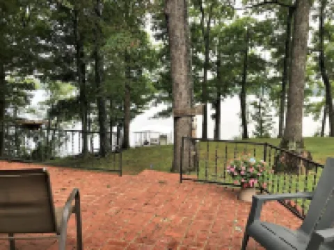 Kentucky Lake Waterfront Home, dock, 4 large BR, new kitchen in 2019