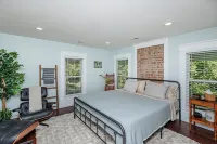 Hottub! Private Outdoor Spaces-Walk Downtown and MU. Pets OK Top Notch Finishes