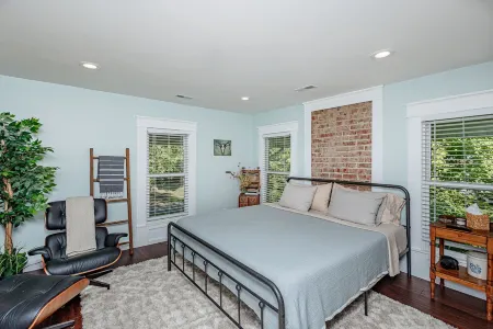 Hottub! Private Outdoor Spaces-Walk Downtown and MU. Pets OK Top Notch Finishes