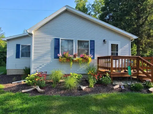 Cozy South Haven Cottage. Walkable to Beach. Family and Pet Friendly!