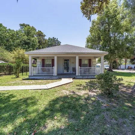 Newly renovated cottage walking distance to downtown Ocala square. Quiet street.