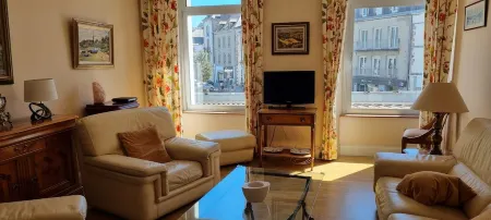 Facing the port of Audierne, close to beaches and Pointe de Raz