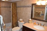 Two bedroom condo with deck overlooking the ocean. Private beach! - Balkoner