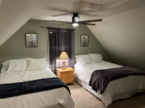 Spacious and cozy pet friendly chalet w/ hot tub & garden sauna