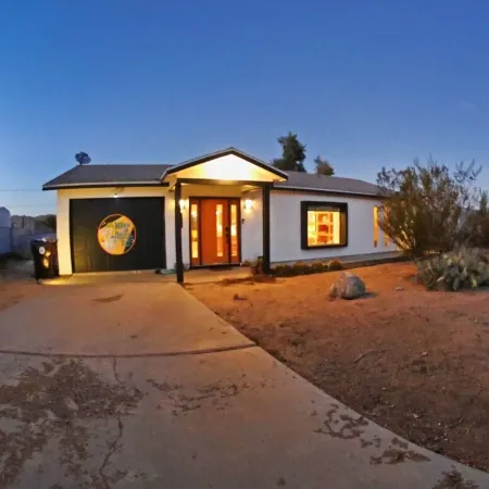 Magic Mushroom House Joshua Tree. Recently renovated, hot tub, 5 min from park!