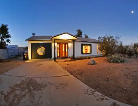 Magic Mushroom House Joshua Tree. Recently renovated, hot tub, 5 min from park!
