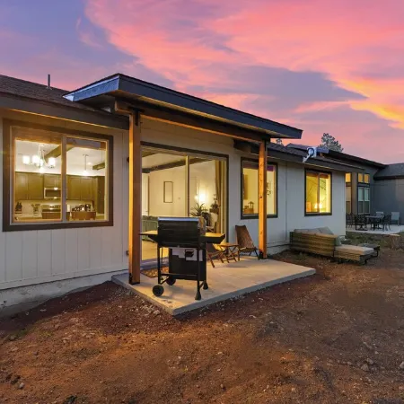 Grand Canyon Brand New Home with AC. Near Golf Course, Lake & Bearizona