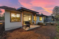 Grand Canyon Brand New Home with AC. Near Golf Course, Lake & Bearizona