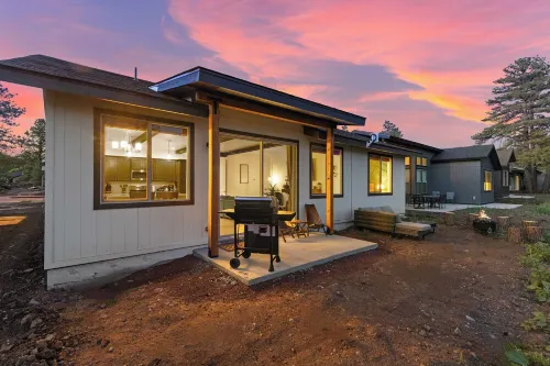 Grand Canyon Brand New Home with AC. Near Golf Course, Lake & Bearizona