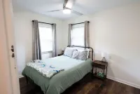 3-bedroom house one mile from downtown Grove City+Dogs welcome+Quiet+Pool table