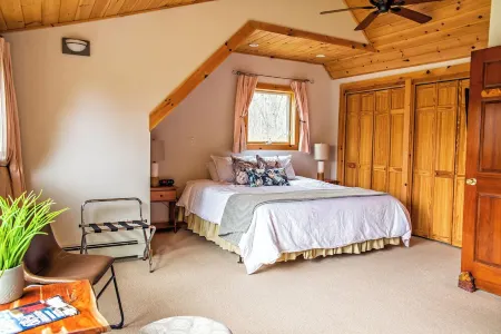 Cozy 4Br Mountain Home Near Sugarbush, Beside the Original Lawson's Brewery Отели рядом с достопримечательностью «Шугарбуш Резорт»