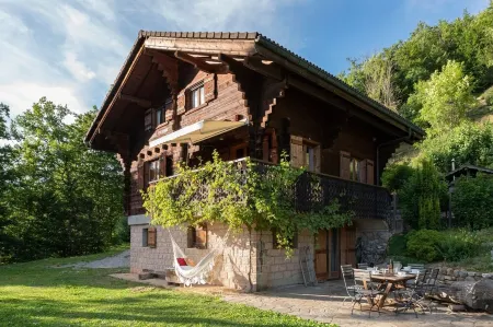 Charming lux chalet, views comfort escape, Samoens Valley, peaceful log fire