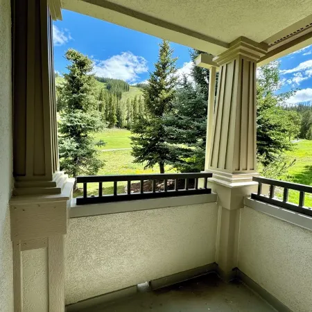 Large Cozy Townhouse Ski-in / Ski-out to Super Bee, Private Washer /Dry & Garage