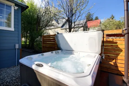 An authentic downtown Roslyn home! Walk everywhere, pets welcome!