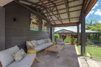 "Summer Salt Sunshine + Pets & HEATED POOL 150m to the beach!